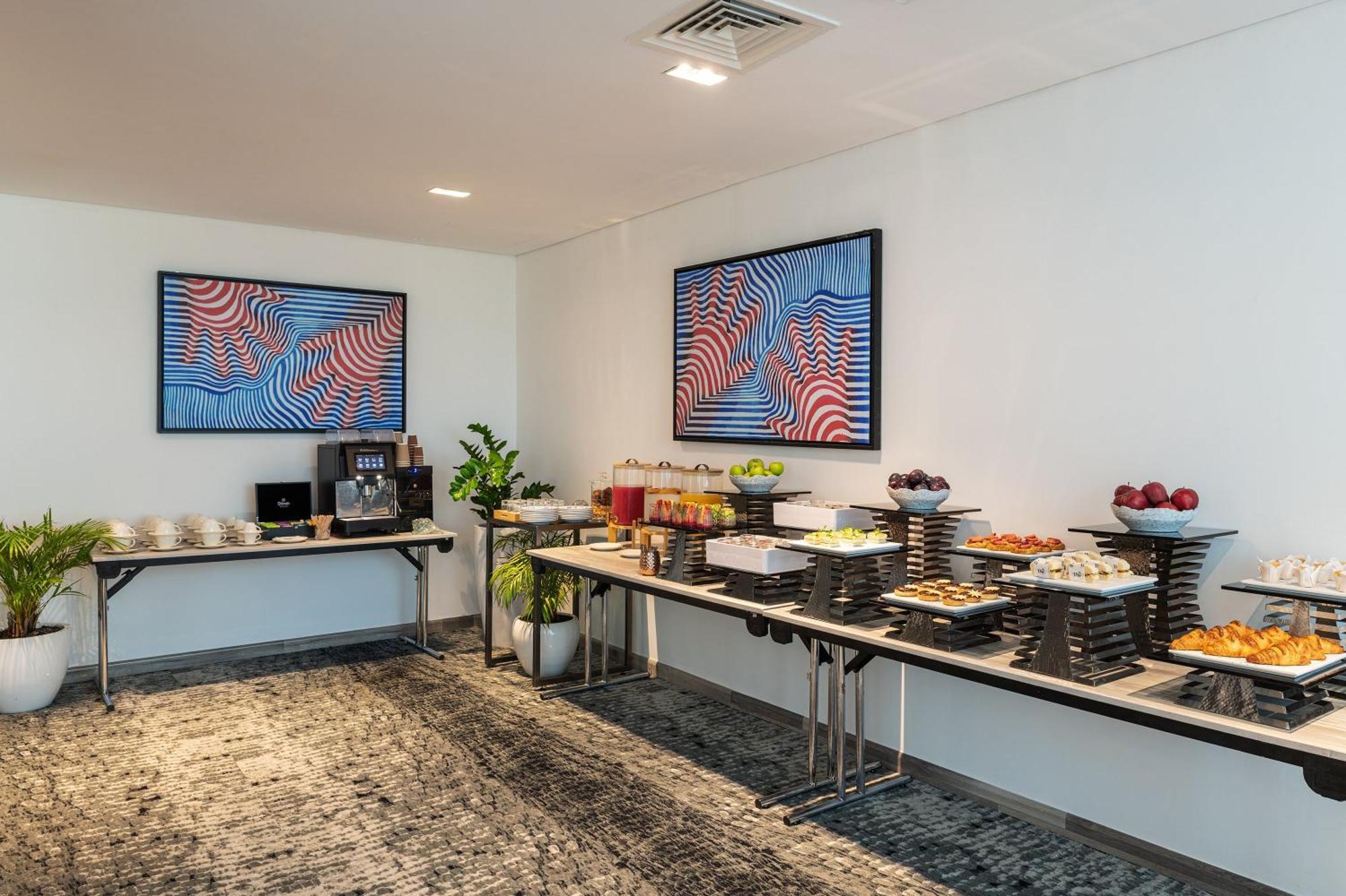 Th8 Palm Dubai Beach Resort, Vignette Collection By Ihg Eksteriør billede The lounge at the airport