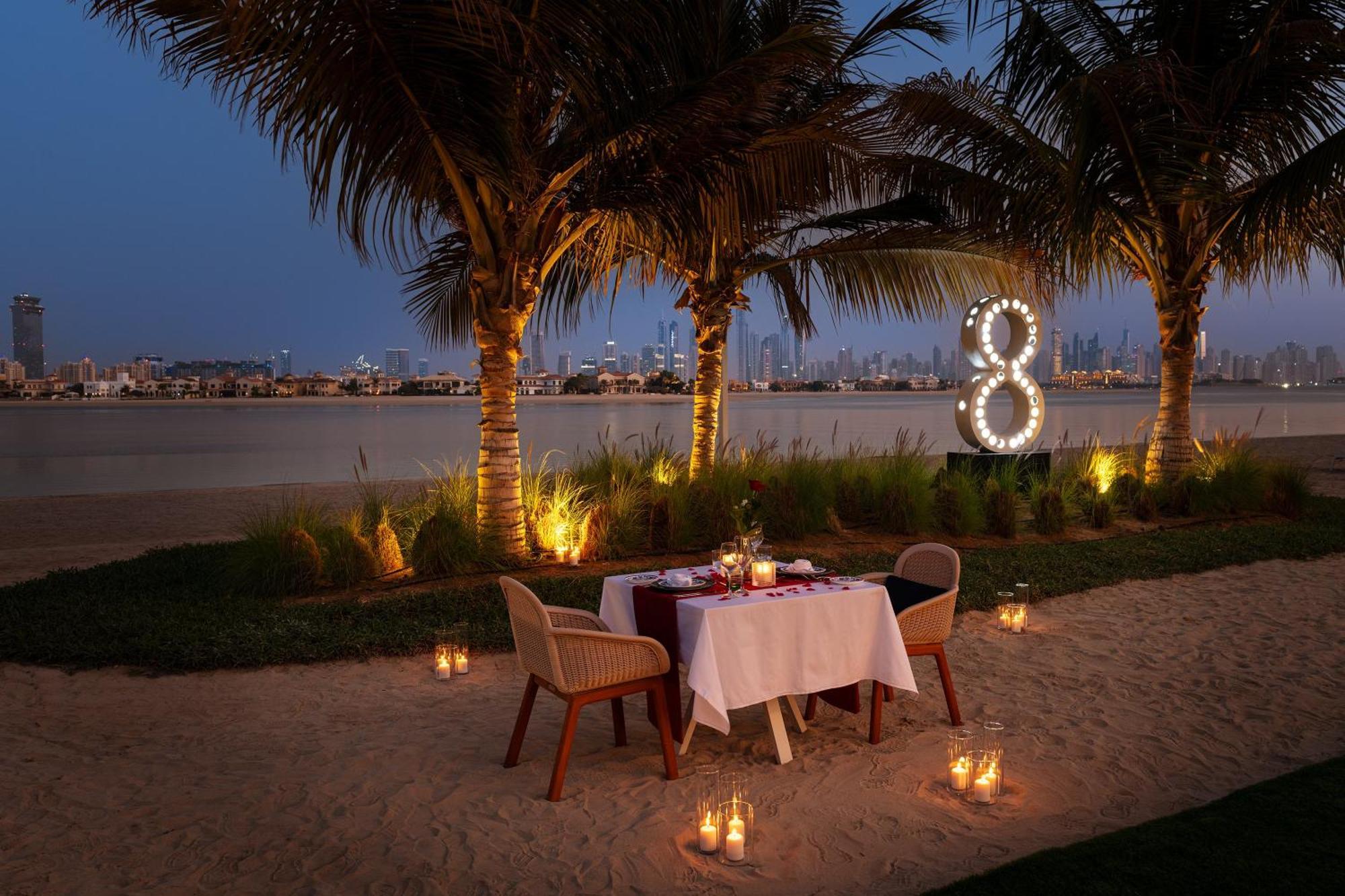 Th8 Palm Dubai Beach Resort, Vignette Collection By Ihg Eksteriør billede Beach dining at Jumeirah Creekside