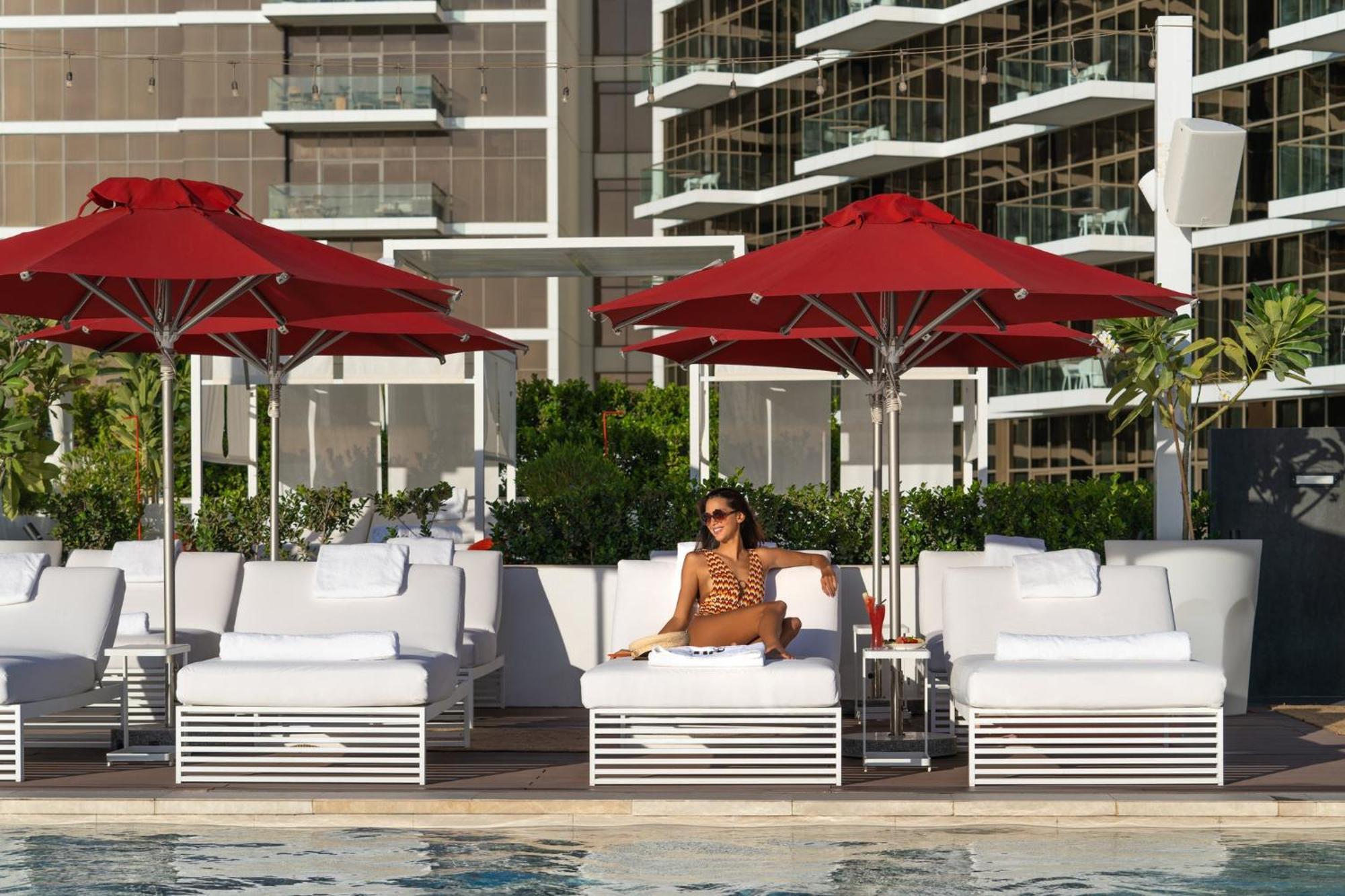 Th8 Palm Dubai Beach Resort, Vignette Collection By Ihg Eksteriør billede The pool at the SLS